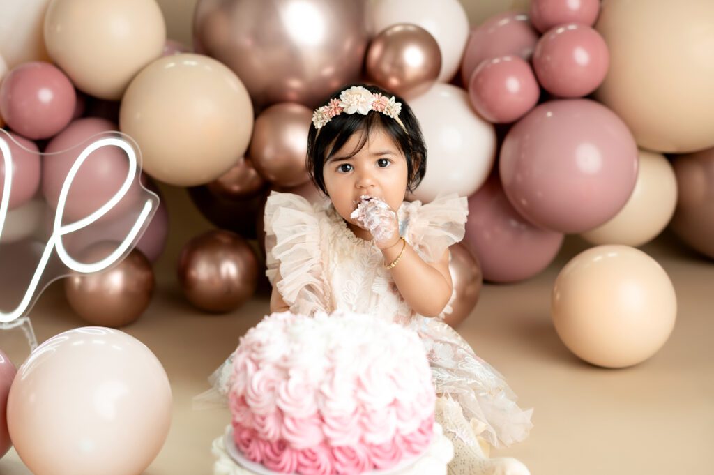 niña de un año en un cake smash