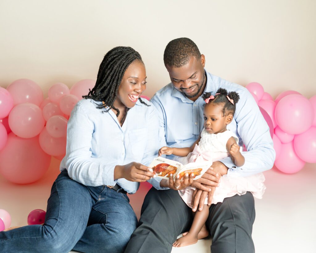 familia festejando un año en un cake smash